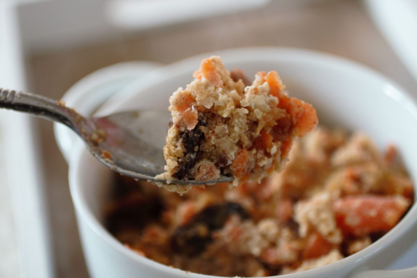 a spoon of carrot cake baked oats to show the texture
