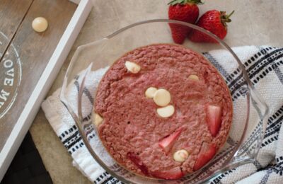 freshly baked dish of strawberry cheesecake baked oats