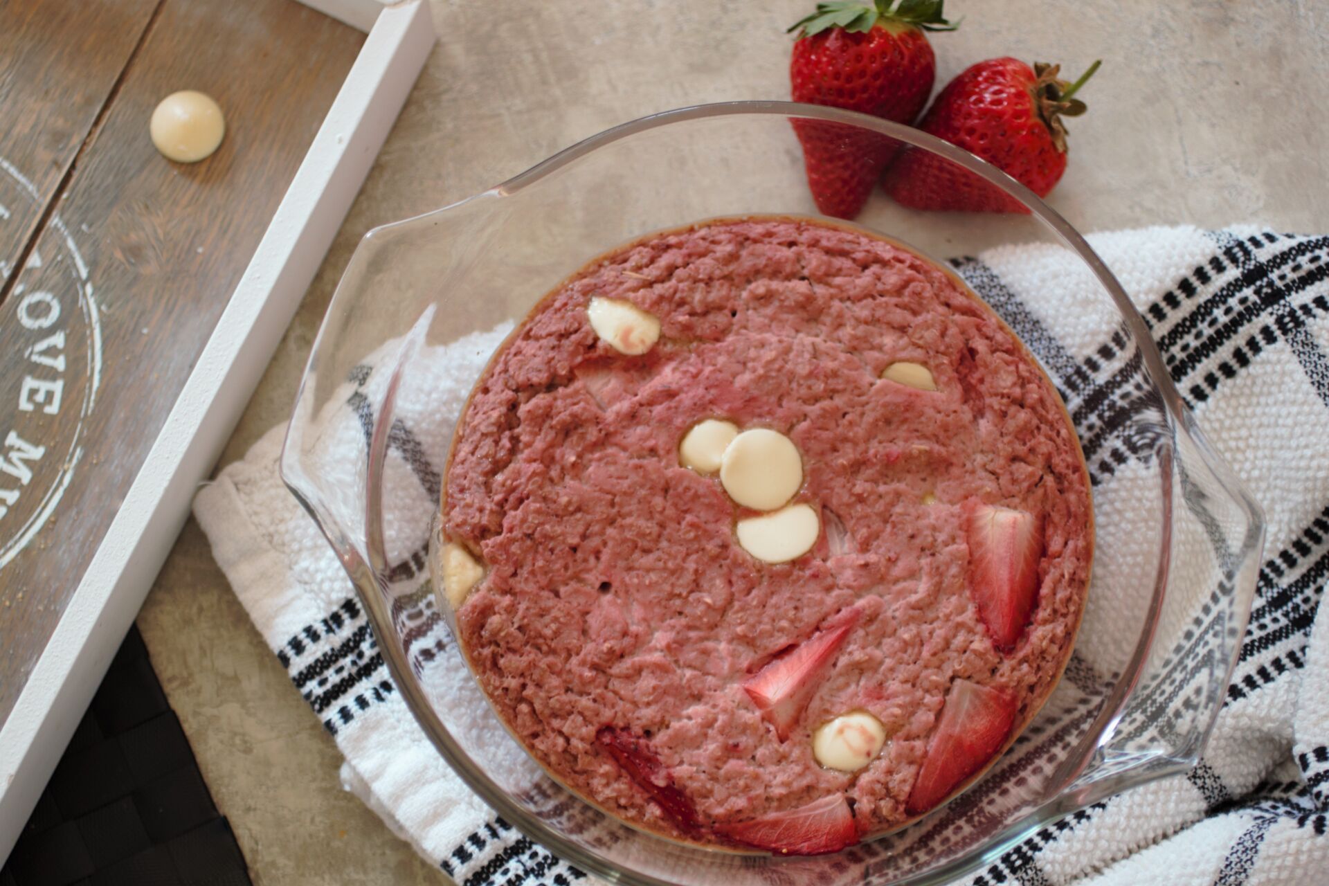 freshly baked dish of strawberry cheesecake baked oats