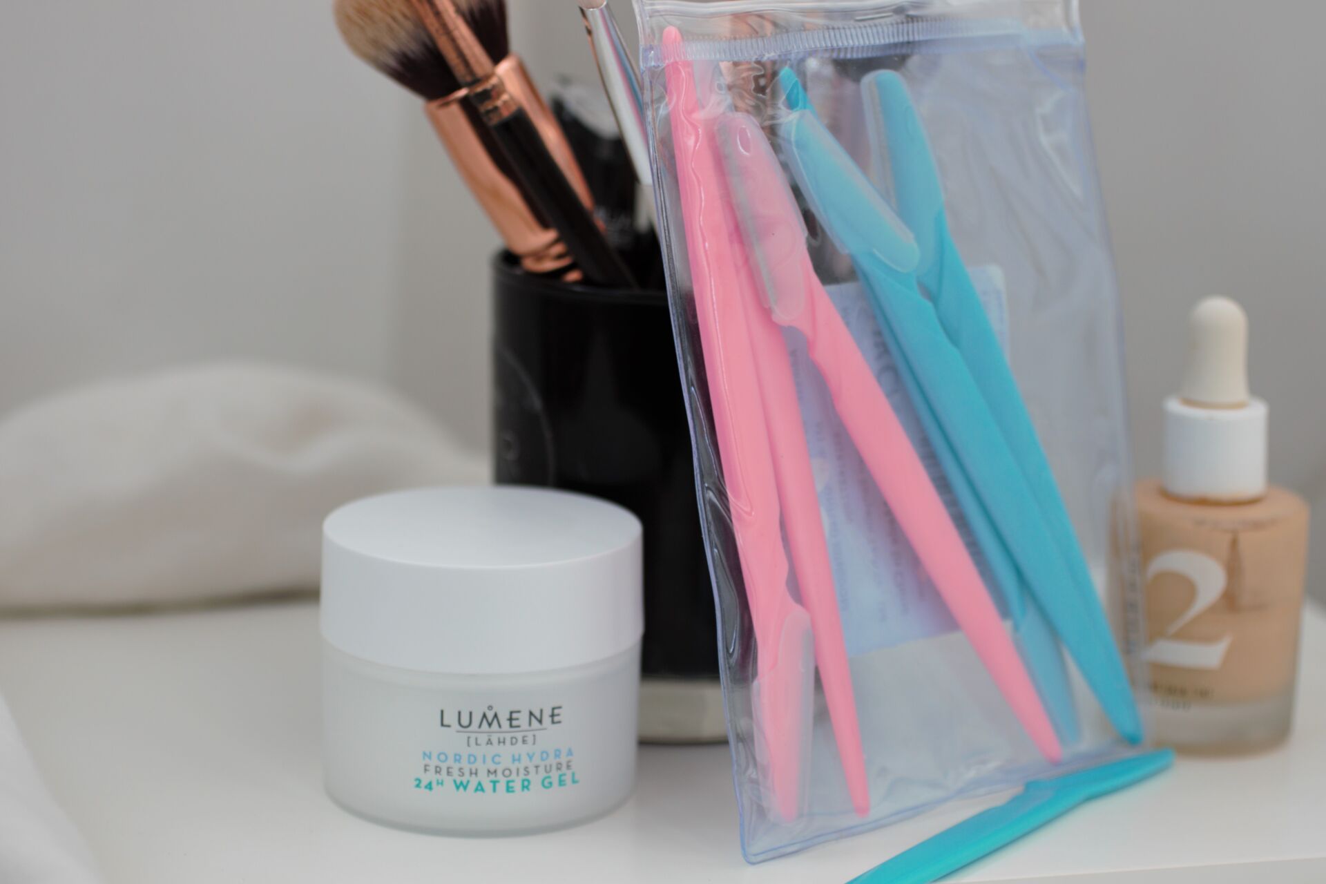 at home dermaplaning - razors with skincare