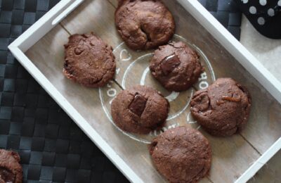 a wooden tray with 6 mint thin cookies on it