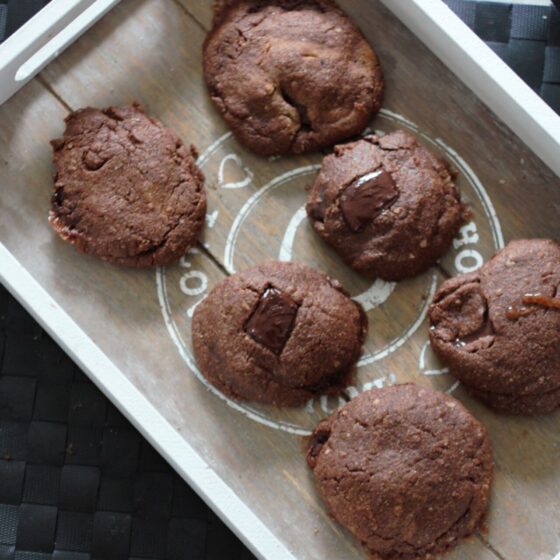 a wooden tray with 6 mint thin cookies on it